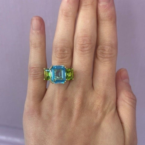 14k yg blue topaz center stone and green amethyst side stone ring 