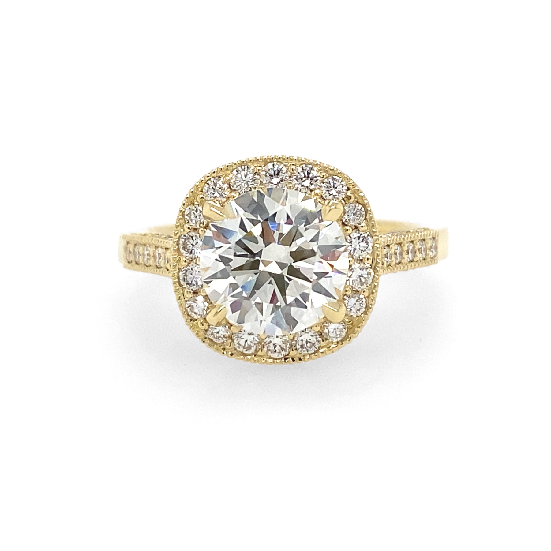 An 18kt yellow gold band with a central round-cut diamond surrounded by smaller diamonds set in an 18K gold band