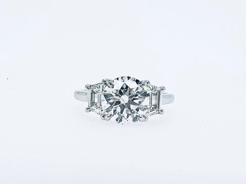 Platinum round  brilliant diamond with trapezoid  diamond ring