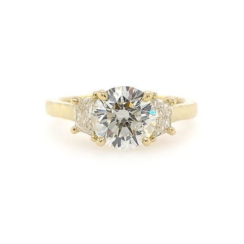 18kt Round Brilliant Diamond Ring with  Trapezoids