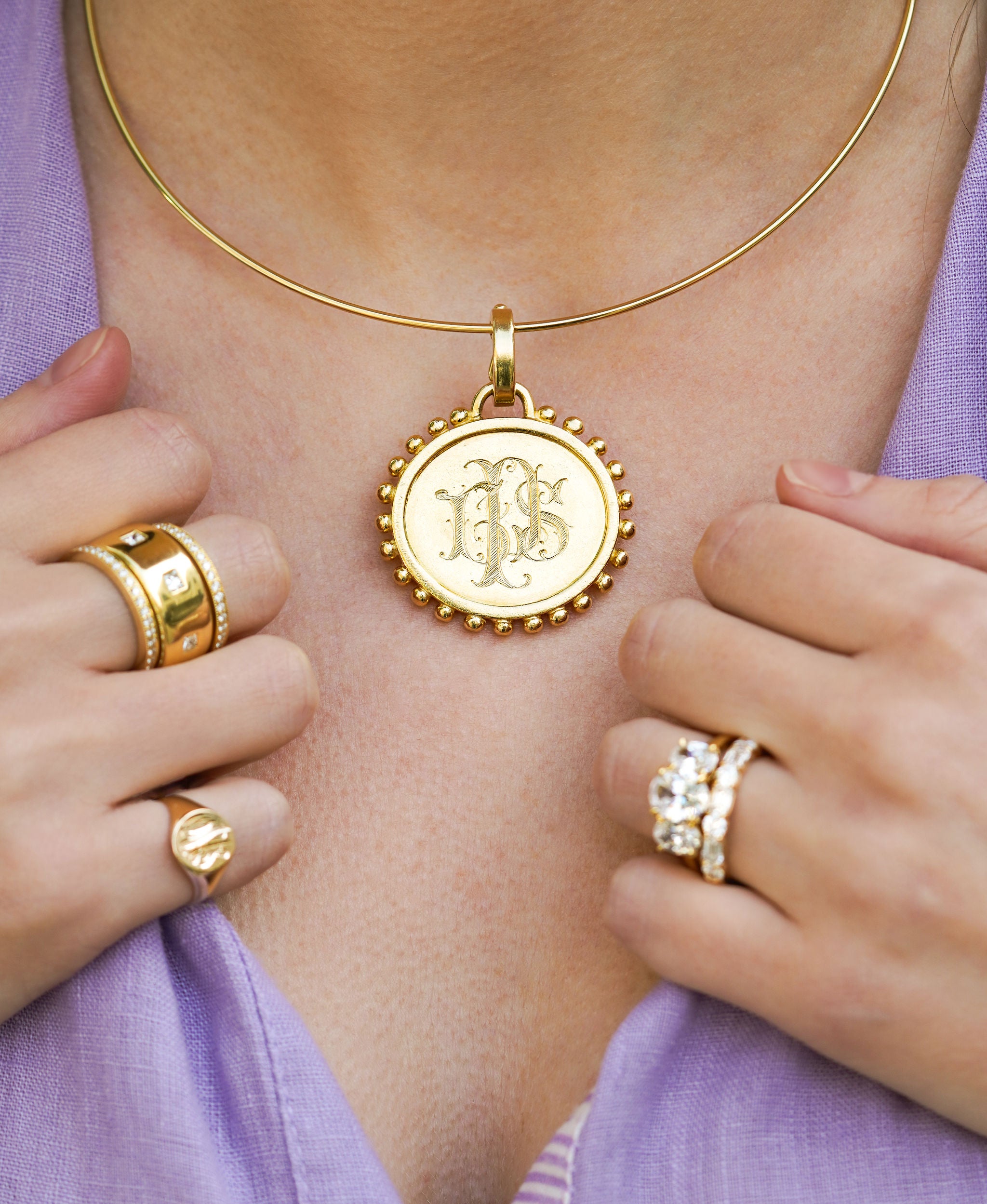 18K Gold necklace with a pendant on model