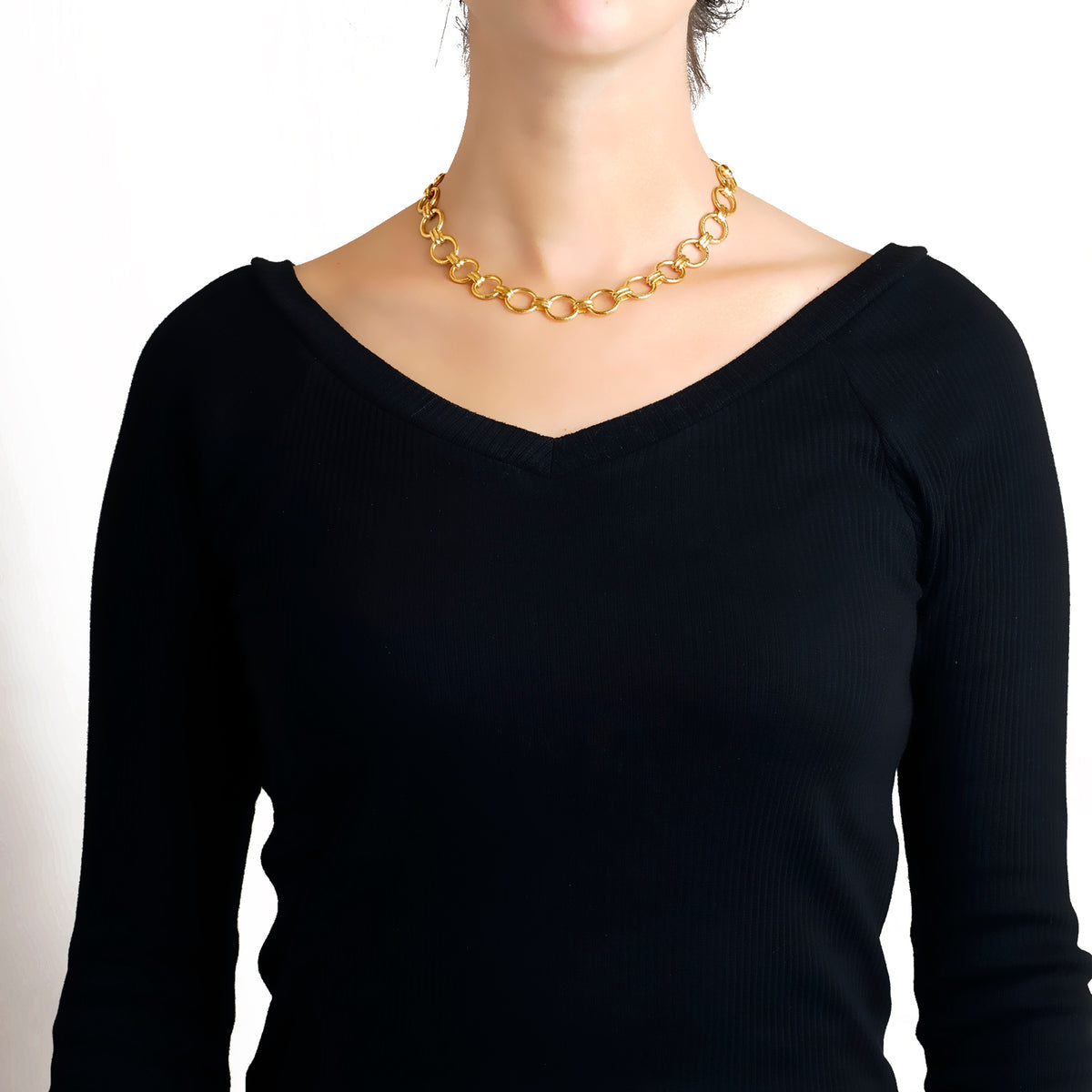 Woman wearing a Rimini link necklace designed by Elizabeth Locke 