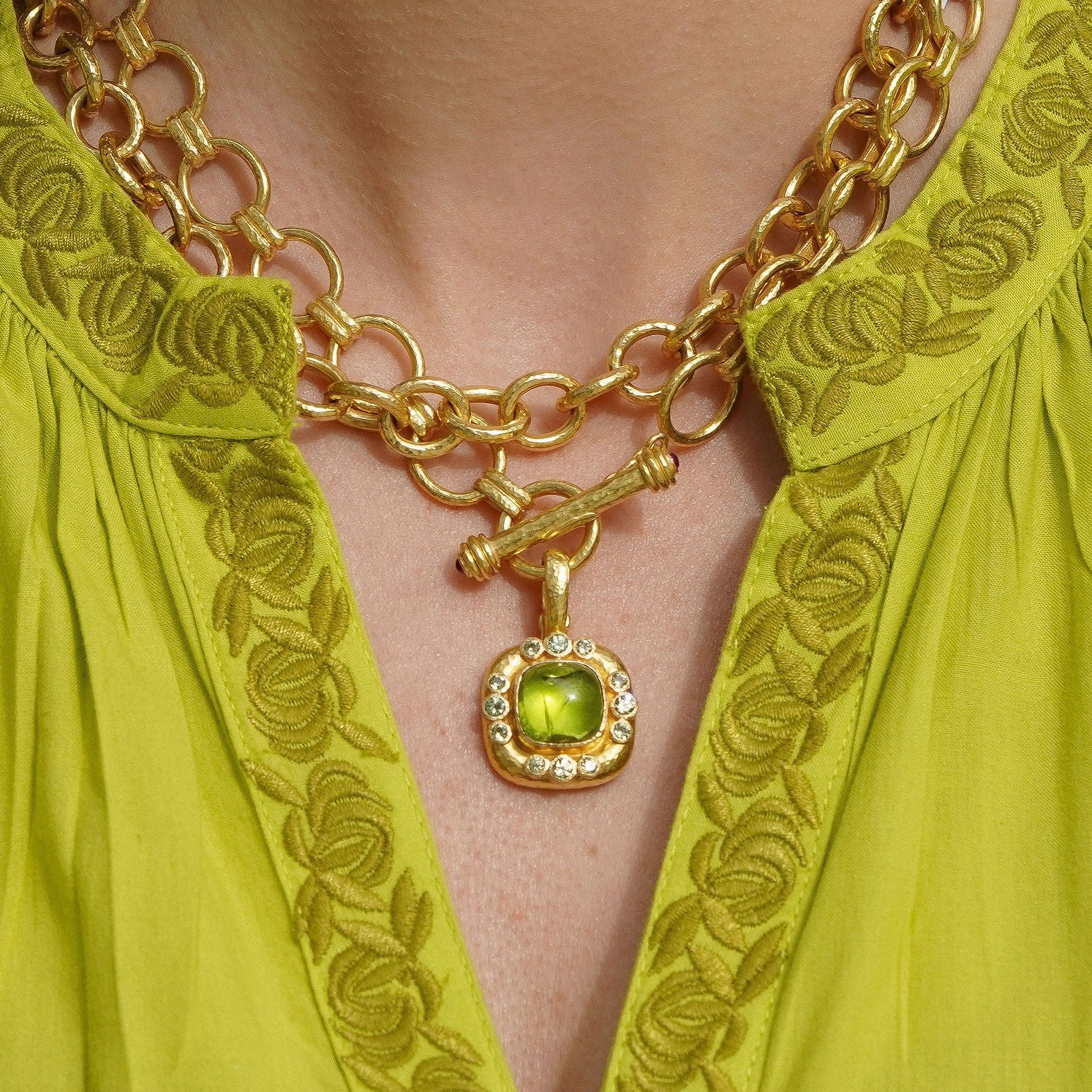 19K Gold necklace with a green Peridot gemstone pendant 
