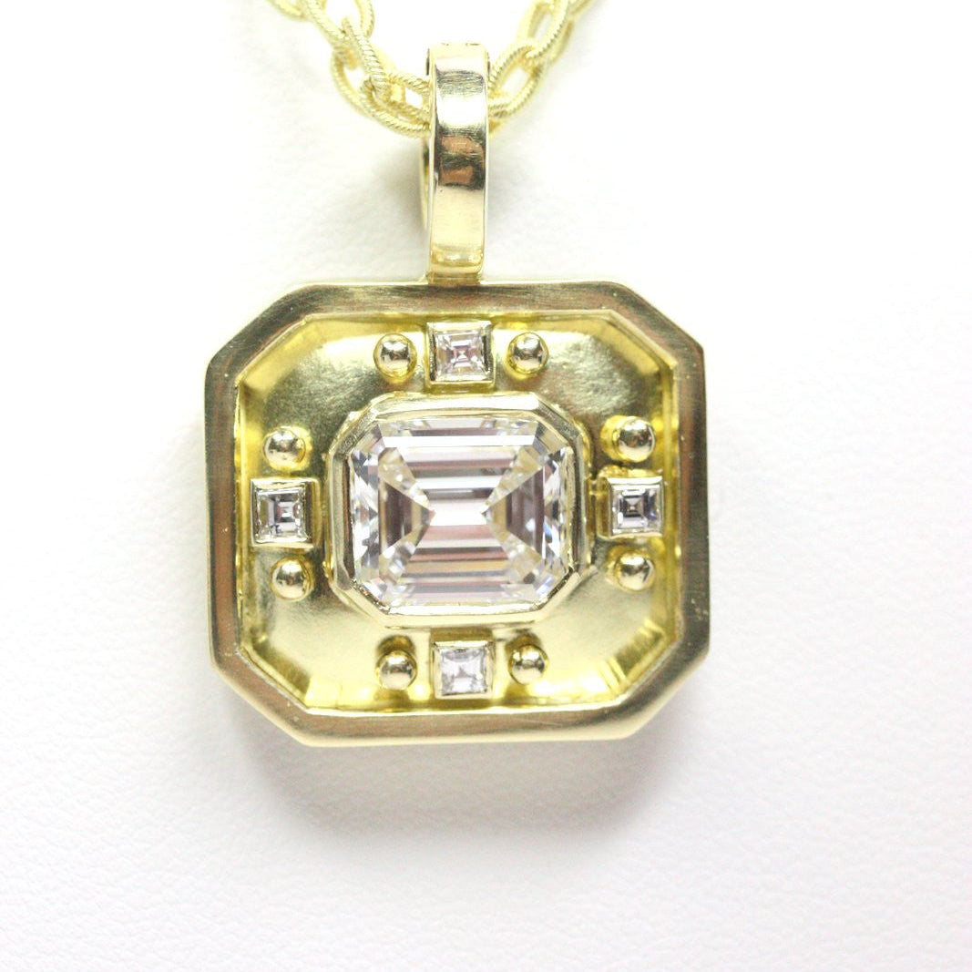 18K Gold pendant with a central diamond and smaller diamonds on a white background