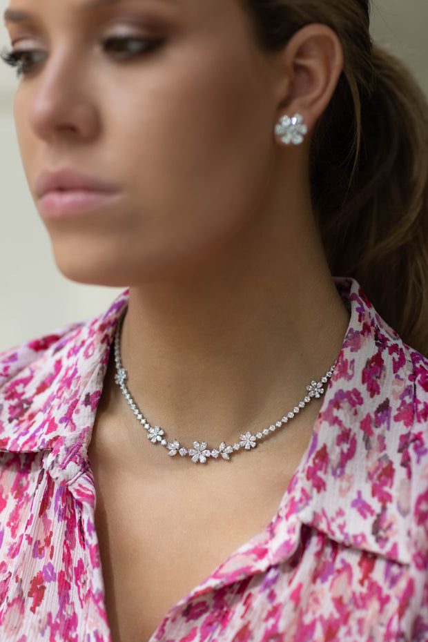 18k White Gold Diamond Flower Necklace