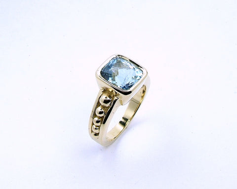 18kt yellow gold and topaz ring